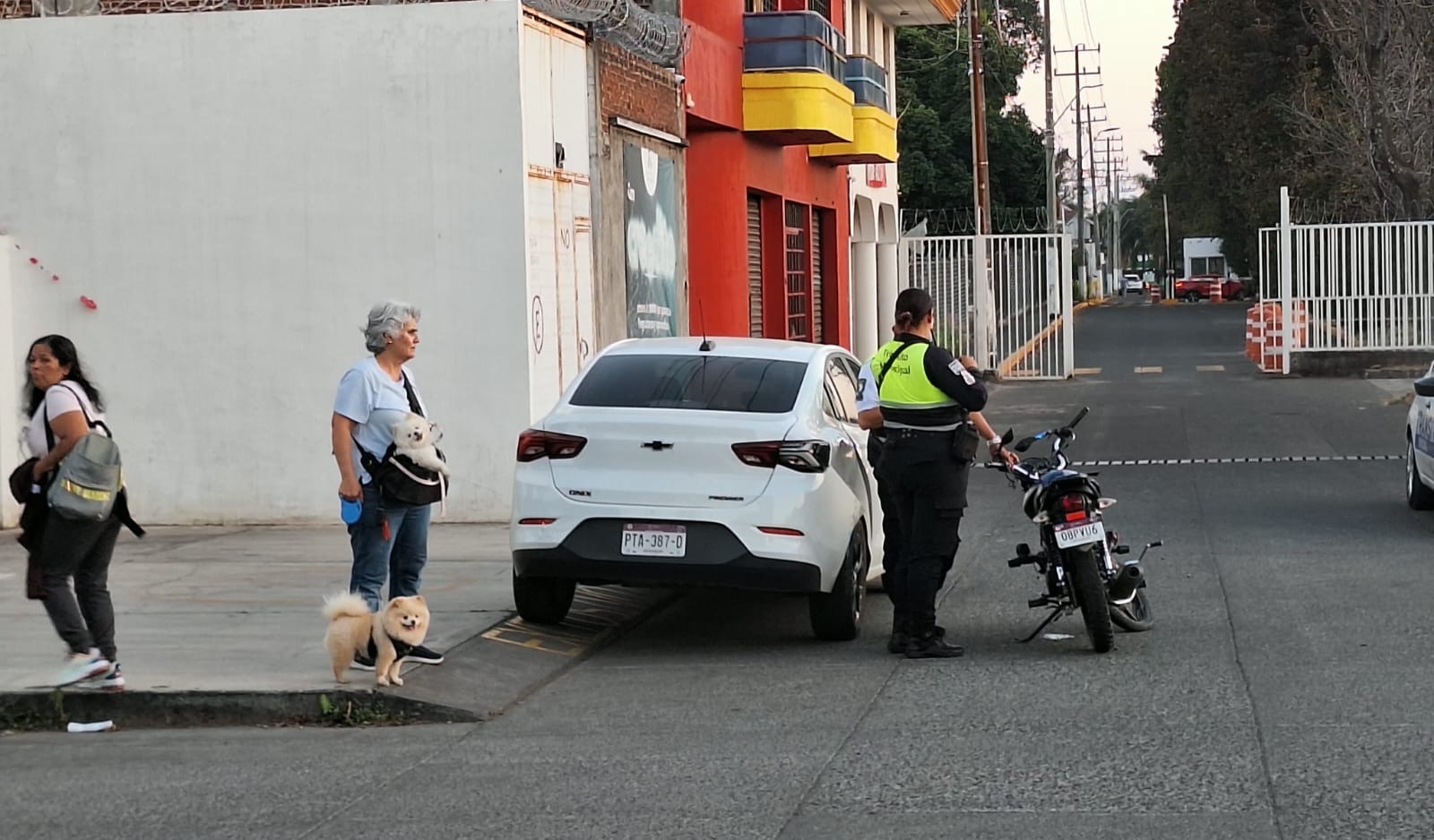 Motociclista herido tras choque contra auto, en el Paseo de la Revolución de Uruapan 