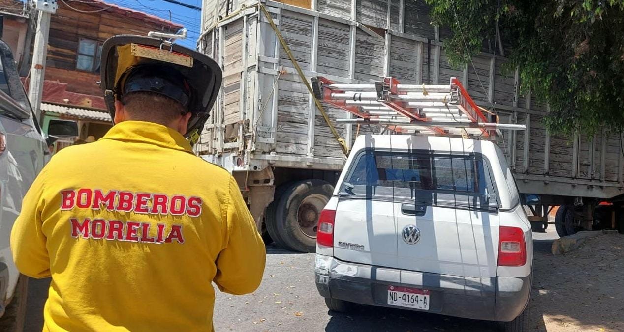 Camión se atora en cableado eléctrico y provoca cortocircuito en Colinas del Sur, Morelia 