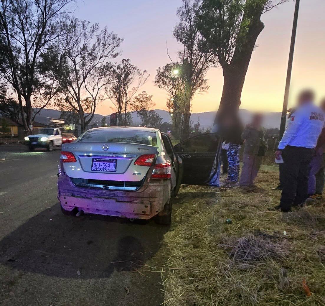 Se registra choque entre autobús y auto en la Morelia-Quiroga