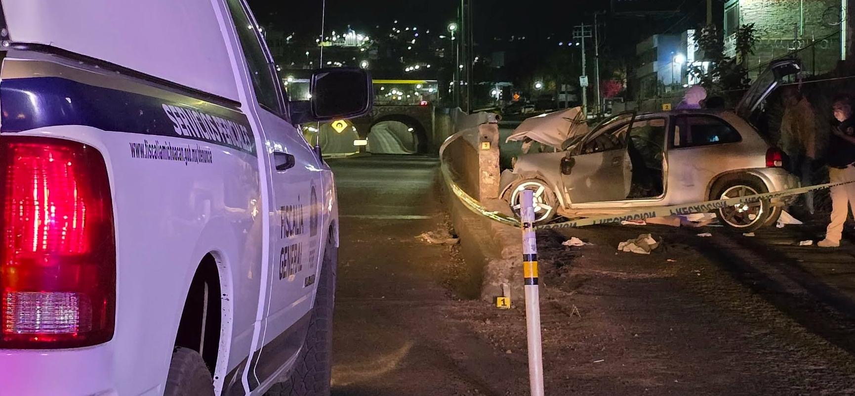 Choqu3 de auto contra objeto fijo deja un muert0 y tres herid0s en el Libramiento Poniente de Morelia