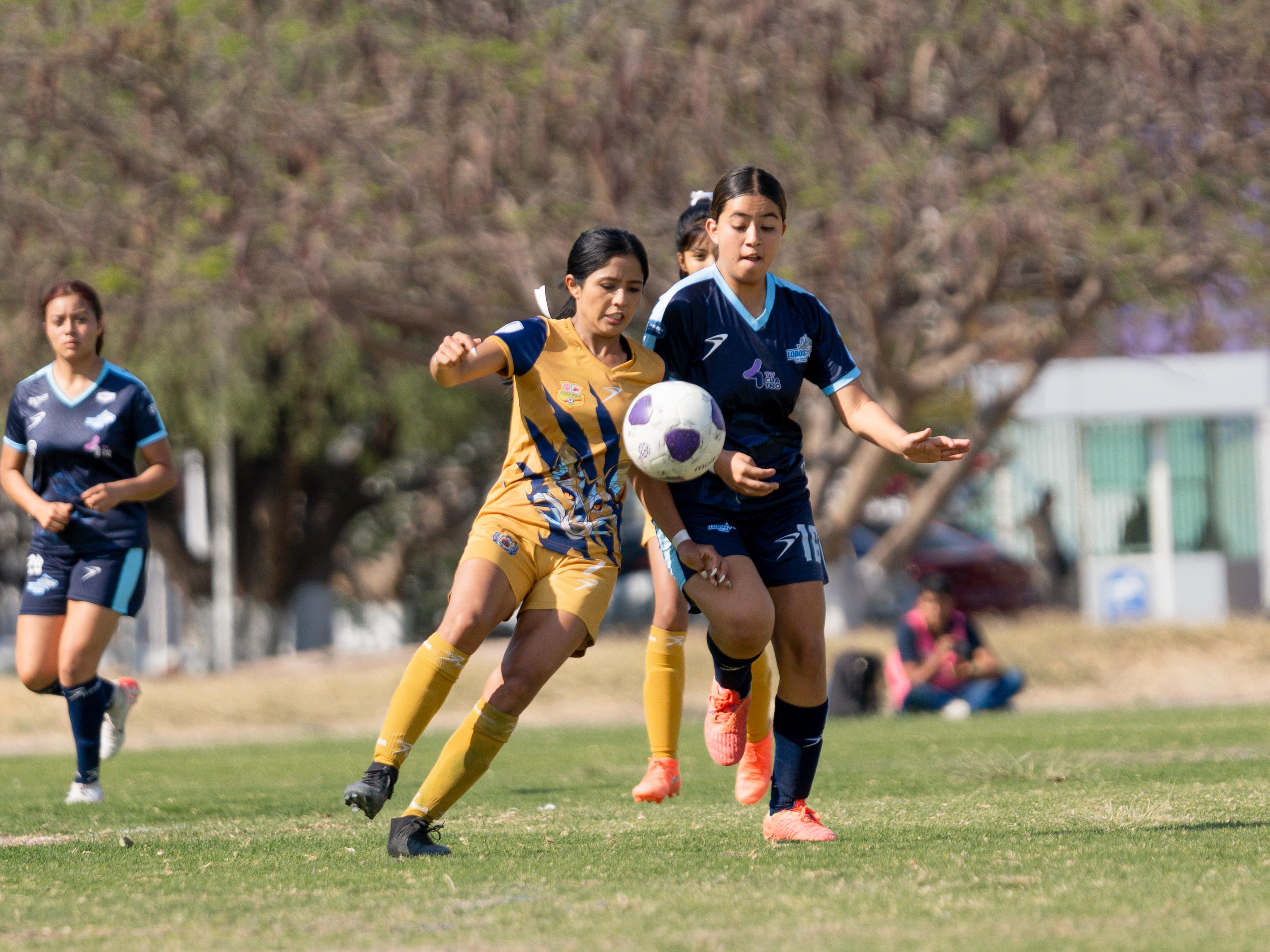 La nicolaita Adriana Ramírez, lideresa nacional de goleo de la TDP Femenil; impone nuevo récord