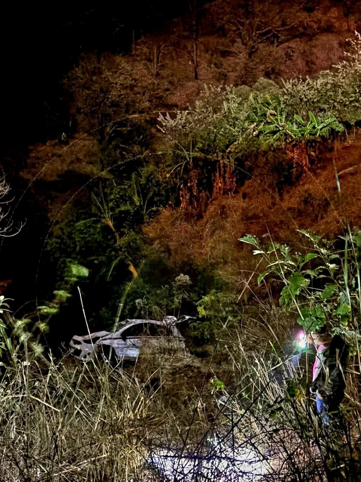 Taxi se desbarranca en la carretera Uruapan - Lombardía; hay un lesionado 