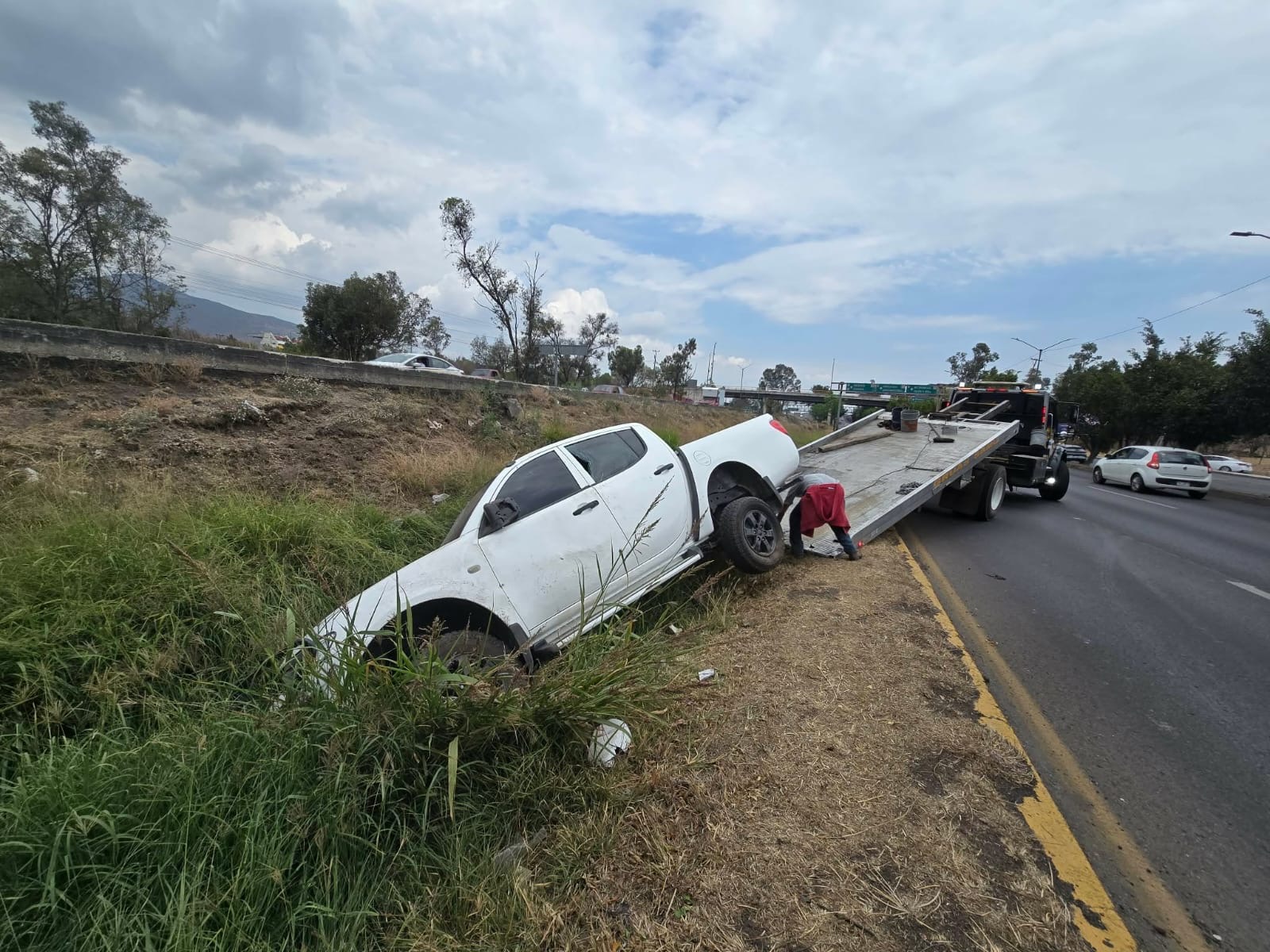 Se accidenta camioneta cerca del Estadio Morelos