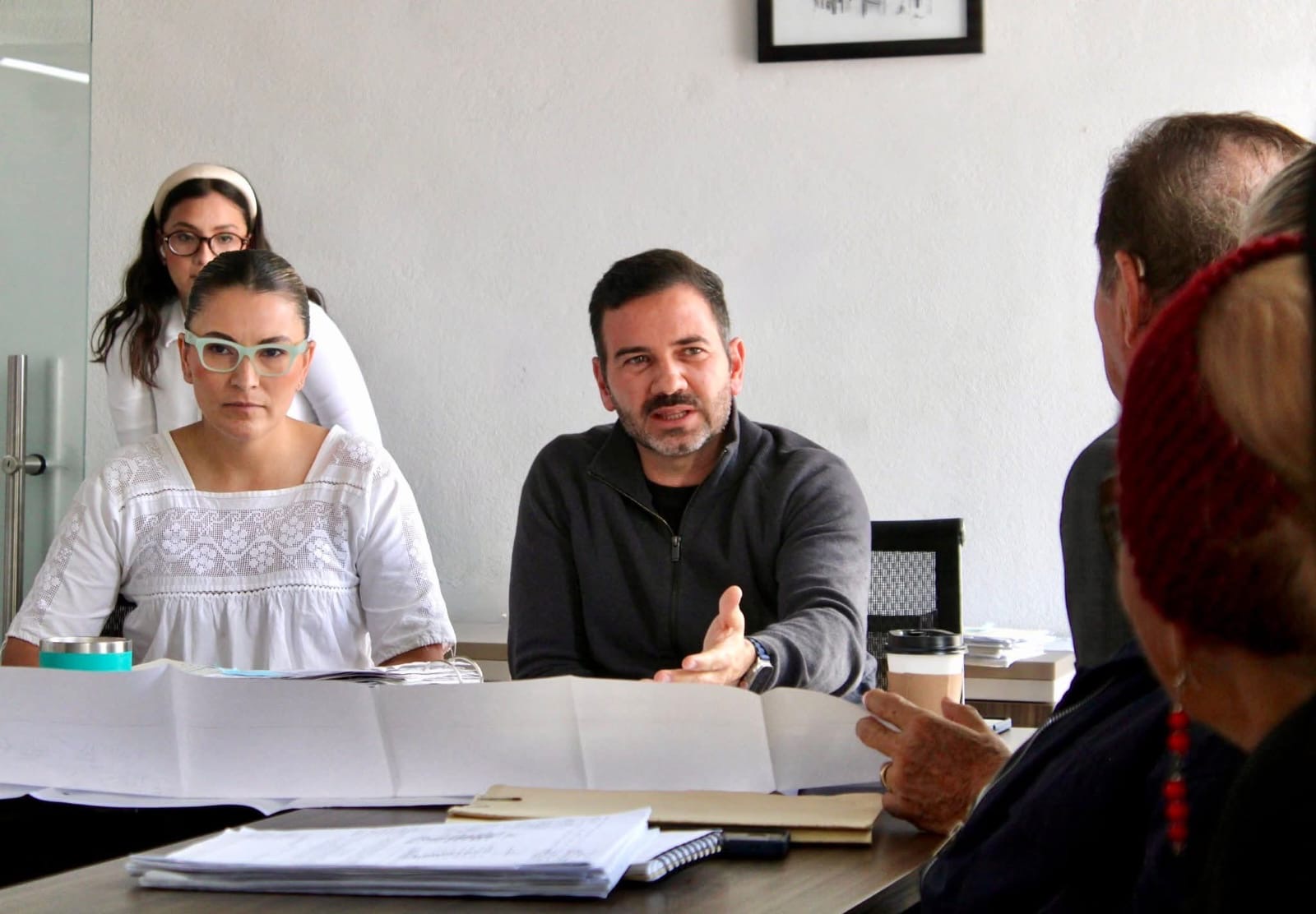 Yankel Benítez escucha necesidades de colonia Fuerza Tarasca