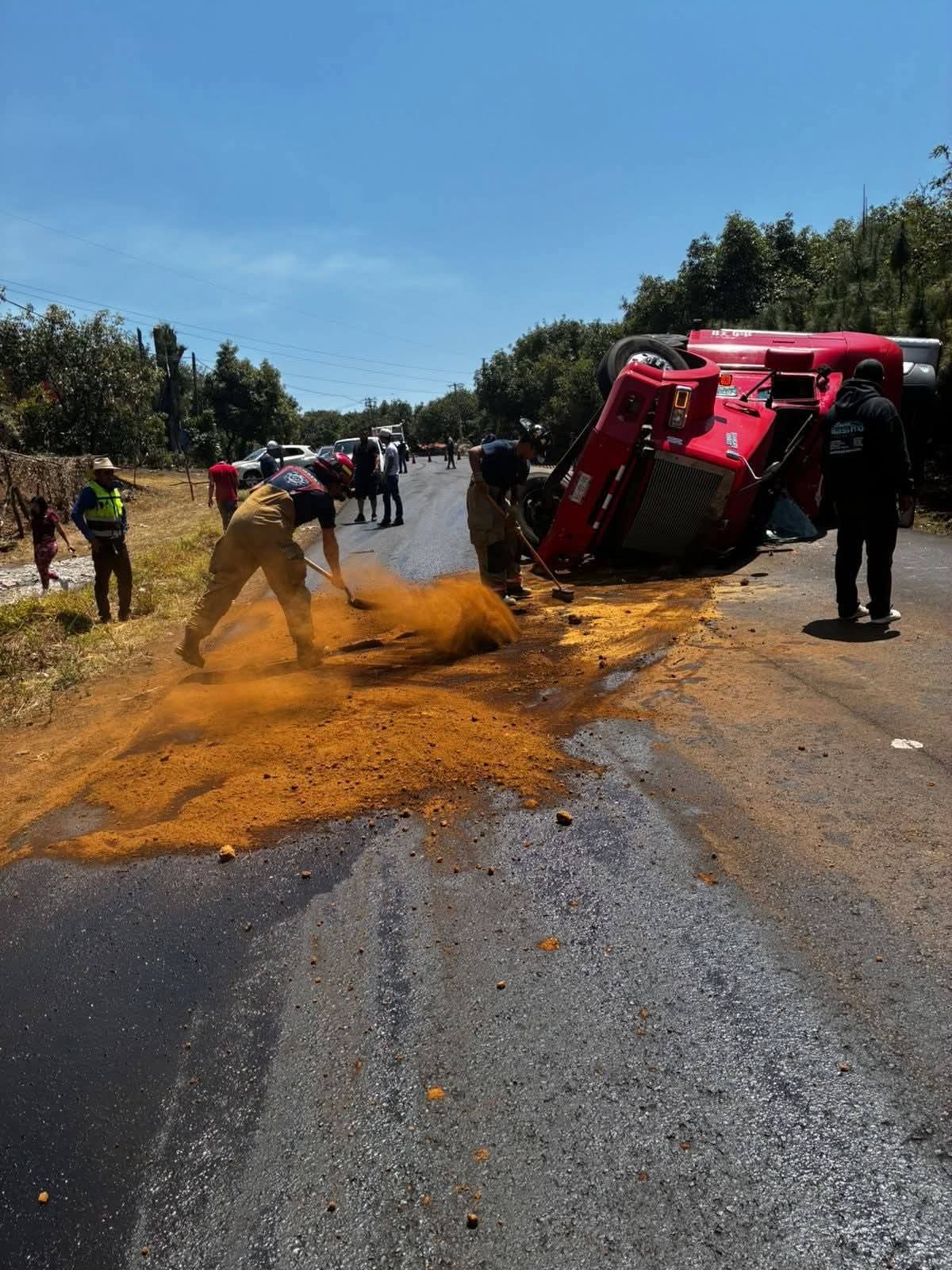 Volcadura de tráiler deja dos lesionados, sobre la carretera "libre" Uruapan-Lombardía 