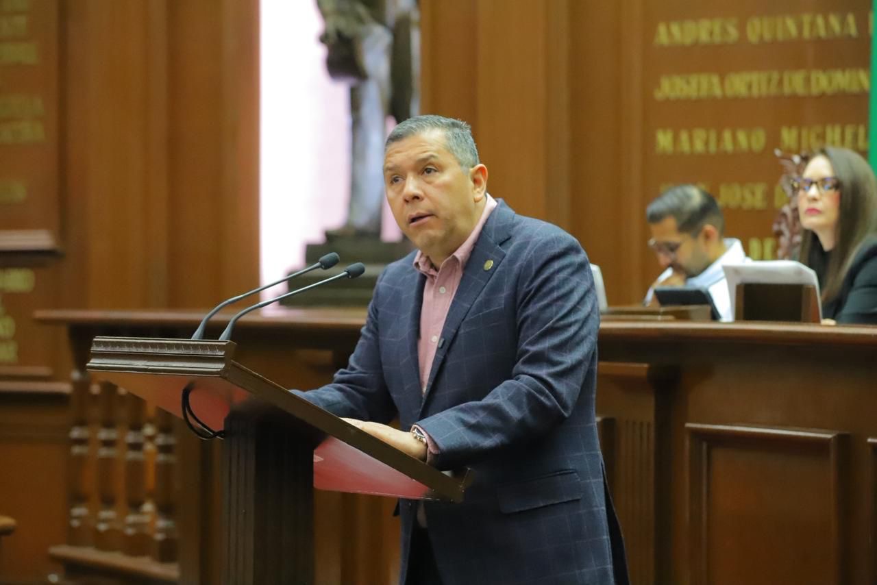 Barragán va contra el engaño digital; propone regular a influencers