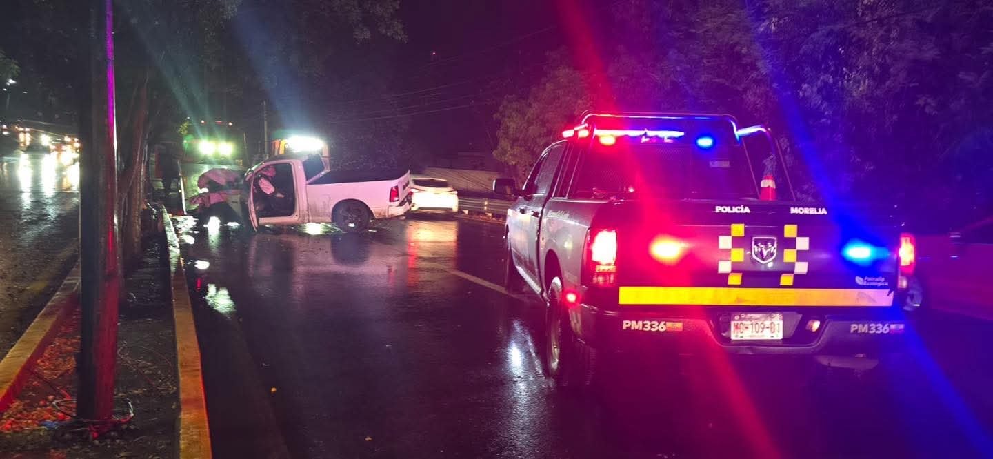 Colapsa letrero sobre vehículos en avenida Michoacán y se registra choque en el Libramiento Sur de Morelia 