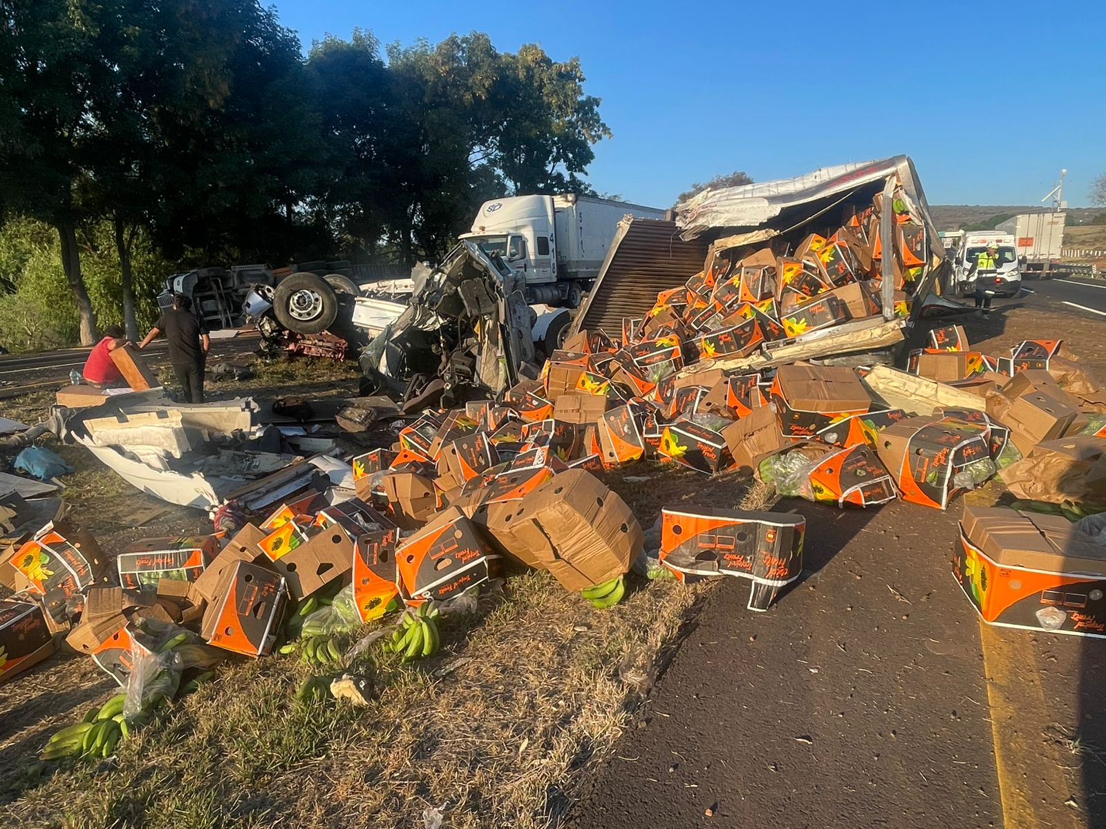 Choque entre tres tractocamiones deja dos heridos en la México-Guadalajara 