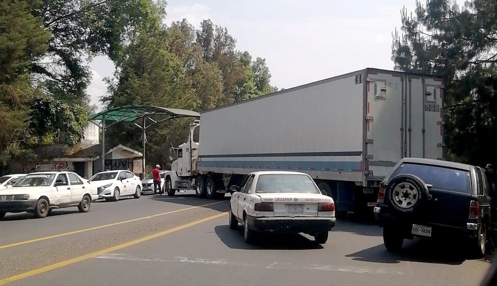 Bloquean carretera Uruapan-Paracho por desaparición de una persona